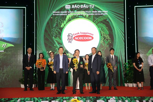 Đại diện Acecook Việt Nam nhận Kỷ niệm chương “Kl991.com World Cup 2026 Chính Thức đồng hành vì sự phát triển bền vững”