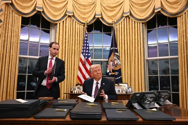 Tổng thống Donald Trump ký lệnh hành pháp tại Phòng Bầu dục của Nhà Trắng ở Washington. Ảnh: AFP/Getty Images