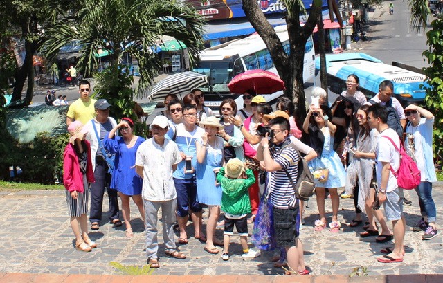 “Cháy tour”, dịch vụ tăng giá gấp 3, khách vẫn ùn ùn đi du lịch ảnh 2