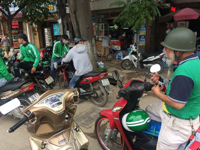 Kiếm khá nhờ “mượn” thương hiệu, xe ôm truyền thống “cố thủ” với nghề ảnh 1