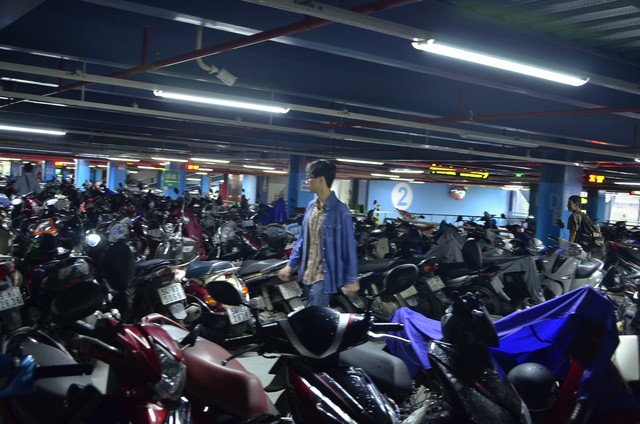Vã mồ hôi tìm phương tiện trong “ma trận” bãi xe sân bay Tân Sơn Nhất ảnh 2