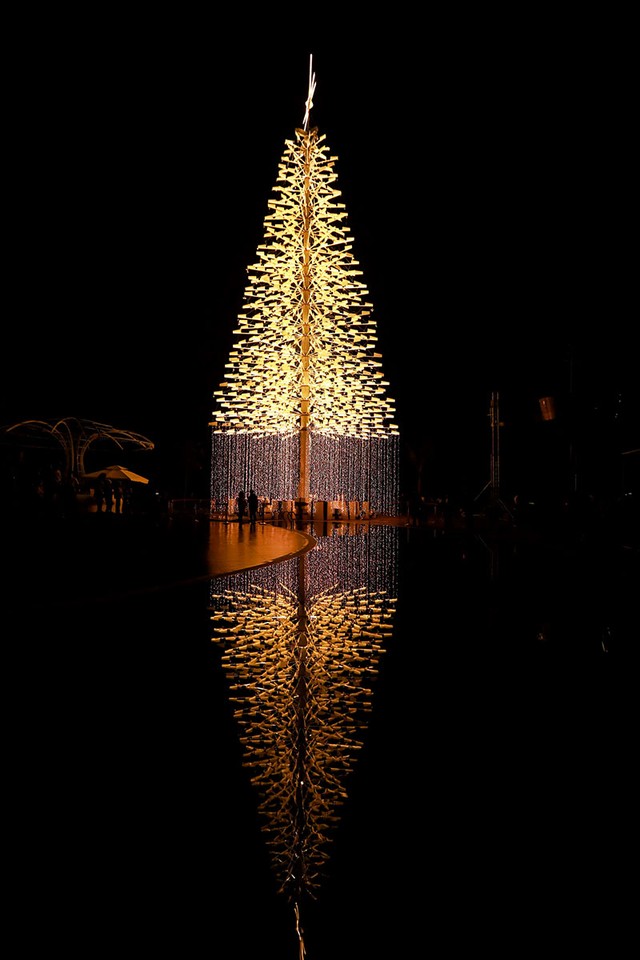Đà Nẵng đón Noel lung linh với cây thông pha lê cao kỷ lục ảnh 1
