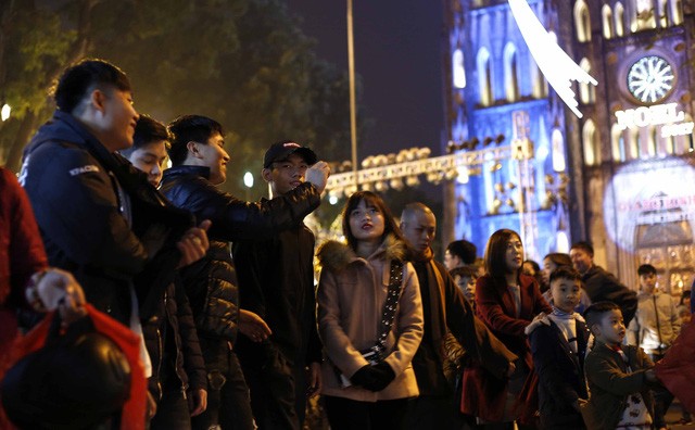 Muôn cách bạn trẻ Hà Nội đón năm mới ảnh 7