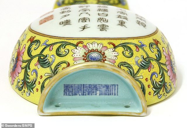 Chiếc bình Trung Quốc cổ được mua với giá chỉ 1 bảng Anh nhưng là kho báu vô giá của Hoàng đế Càn Long ảnh 1