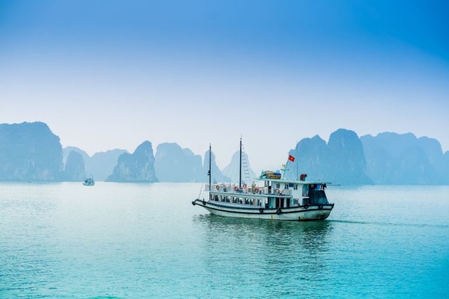 Vịnh Bái Tử Long sở hữu vẻ đẹp không thua kém gì vịnh Hạ Long