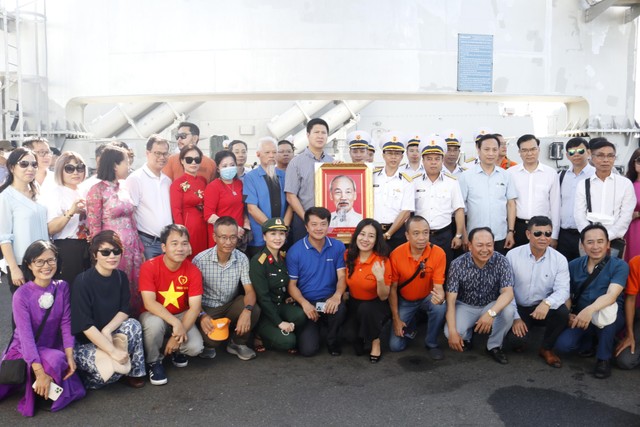 Đồng chí Nguyễn Quế Lâm, Vụ trưởng Vụ Thông tin đối ngoại và Hợp tác quốc tế tặng bức ảnh Bác Hồ cho Nhà máy X52.