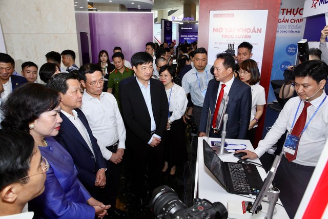 Phó thủ tướng Lê Minh Khái, Thống đốc Nguyễn Thị Hồng cùng các đại biểu tham quan gian hàng của Agribank. Phó thủ tướng Lê Minh Khái, Thống đốc Nguyễn Thị Hồng cùng các đại biểu tham quan gian hàng của Agribank.