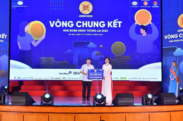 Vụ trưởng Vụ Truyền thông NHNN Lê Thị Thuý Sen trao tặng biểu trưng hỗ trợ chương trình từ thiện “Ngày Chủ nhật yêu thương” - hoạt động hàng tháng do Ủy ban Trang Chủ KL99Com Số 1 Link Đăng Ký KL999 của Quốc hội phối hợp với Link Vào Nhà Cái KL99 COM Tặng +199k 99Kl99 trực tiếp đá gà Việt Nam, Bệnh viện tim Hà Nội triển khai.