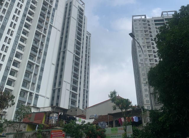 Con đường chính giữa nội khu đang bị chắn bởi các hộ dân
