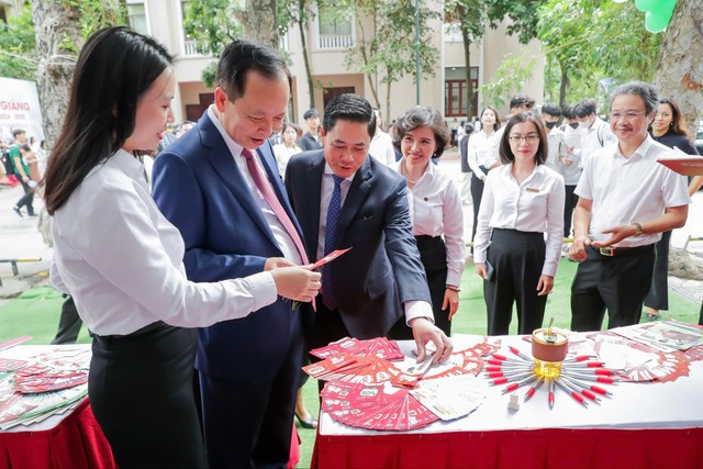 Phó Thống đốc thường trực NHNN Đào Minh Tú thăm gian hàng của Agribank tại sự kiện Phó Thống đốc thường trực NHNN Đào Minh Tú thăm gian hàng của Agribank tại sự kiện