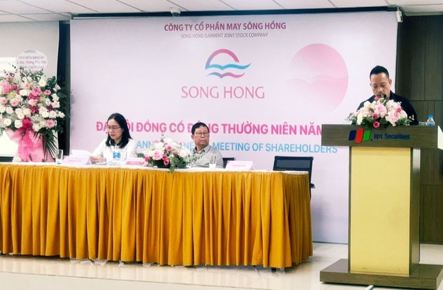 Ông Bùi Việt Quang báo cáo tại đại hội