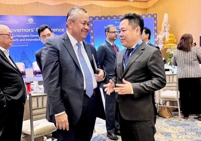 Thống đốc NHTW Indonesia Perry Warjiyo và Phó Thống đốc Nguyễn Ngọc Cảnh trao đổi song phương bên lề Hội nghị