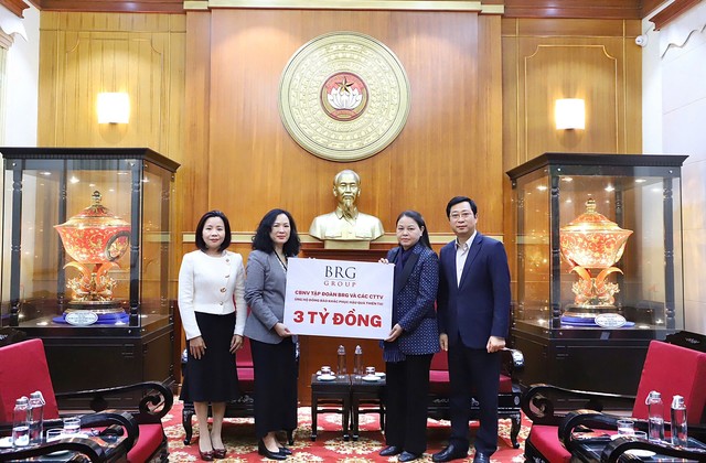 Bà Nguyễn Hoàng Yến - Phó tổng giám đốc Kl994 game bài casino hấp dẫn BRG đại diện trao tặng ủng hộ qua Ủy ban Trung ương MTTQ Việt Nam Bà Nguyễn Hoàng Yến - Phó tổng giám đốc Kl994 game bài casino hấp dẫn BRG đại diện trao tặng ủng hộ qua Ủy ban Trung ương MTTQ Việt Nam