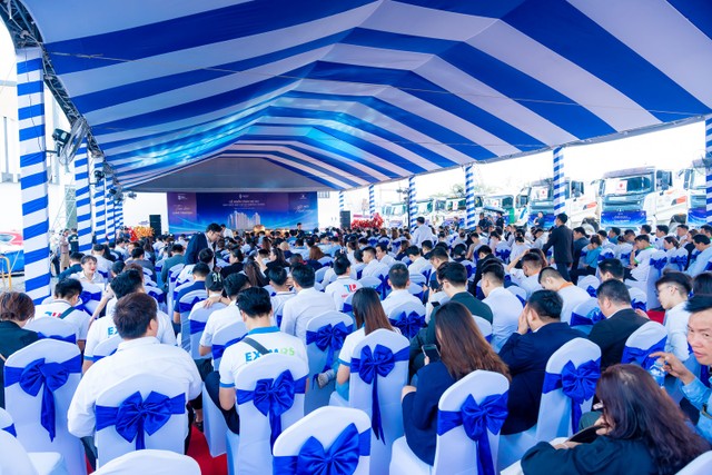 Sự kiện thu hút đông đảo các nhà Kl99ok phiên bản mới và cán bộ địa phương đến tham dự.