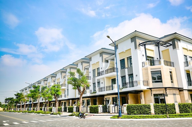 Quần thể Verosa Park Khang Điền gồm 296 căn nhà liên kế &amp; biệt thự tọa lạc tại Quận 9 (kế cận Quận 2), đã xây dựng hoàn thiện và đang bàn giao cho cư dân từ tháng 5/2020
