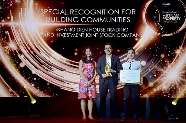 Đại diện công ty Khang Điền nhận giải Special Recognition for Building Communities.