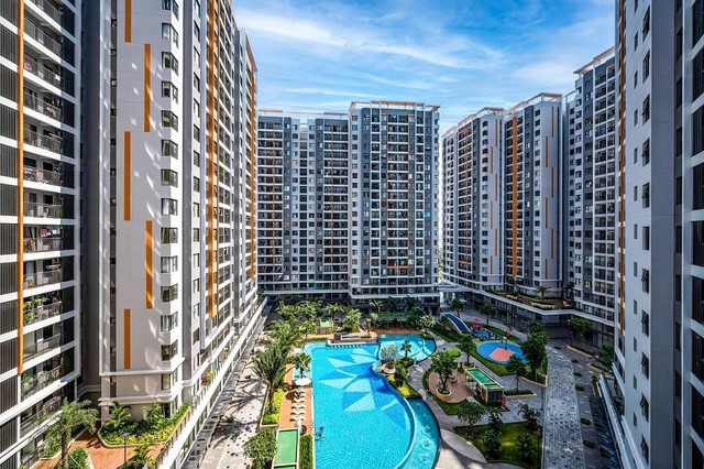 Hồ bơi ngay trung tâm dự án Lovera Vista đã hoàn thiện.