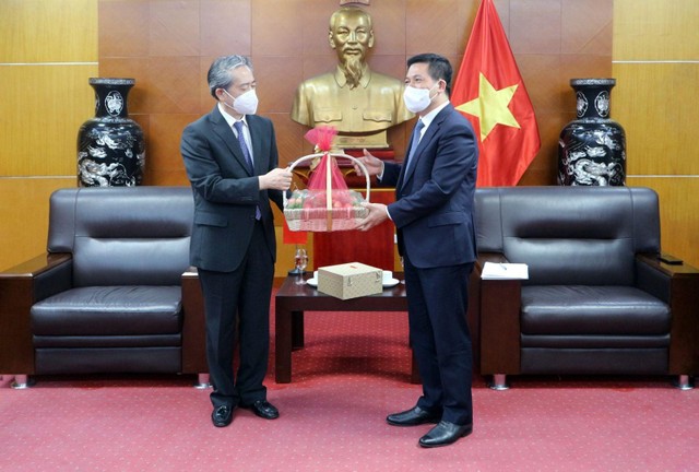 Bộ trưởng Nguyễn Hồng Diên tặng quà Đại sứ quán Trung Quốc tại Việt Nam món quà là những trái vải thiều.