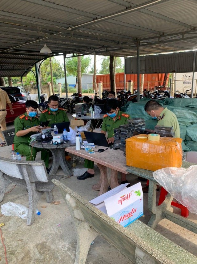 Thời điểm khám ông Hồ Thanh Cảnh người điều khiển phương tiện không xuất trình được hóa đơn, chứng từ và các giấy tờ có liên quan để chứng minh nguồn gốc của hàng hóa.