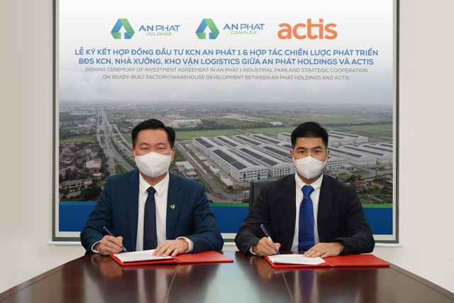 Ông Phạm Văn Tuấn (trái), Phó tổng giám đốc An Phát Holdings kí kết hợp tác với Actis.