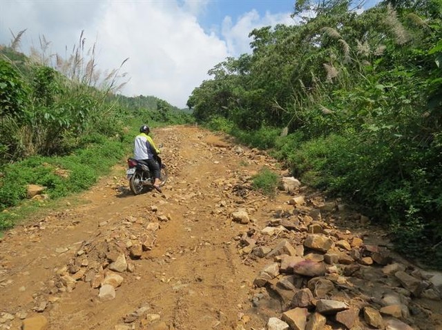 Đường vào xã Phú Mỡ, một xã luôn bị cô lập khi mưa bão ập đến tại tỉnh Phú Yên(Ảnh La Hai)
