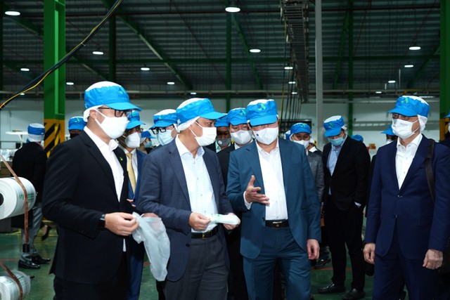 Lãnh đạo An Phát Holdings chia sẻ với Đoàn lãnh đạo Bộ Ngoại giao và tỉnh Hải Dương về ưu điểm của các sản phẩm sinh học phân huỷ hoàn toàn, 100% thân thiện môi trường theo tiêu chuẩn quốc tế.