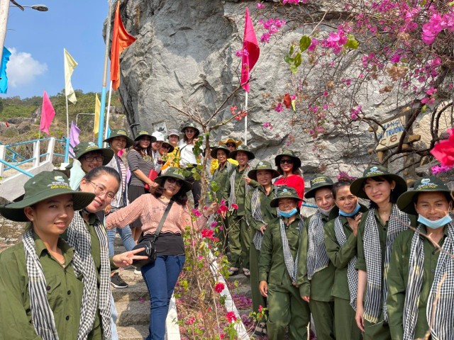 Đoàn khách hóa thân thành các cô thanh niên xung phong kiên cường.