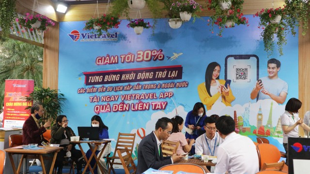 Khách đến đặt mua tour trực tiếp tại gian hàng của Kl991.com World Cup 2026 Chính Thức ở VITM 2022