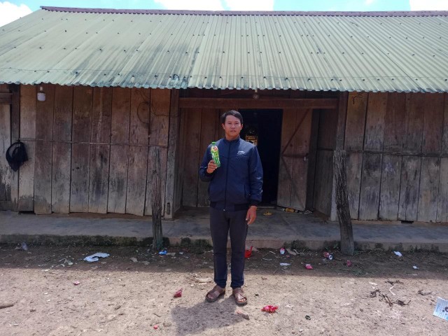 Anh P.T.K trước căn nhà gỗ của gia đình.