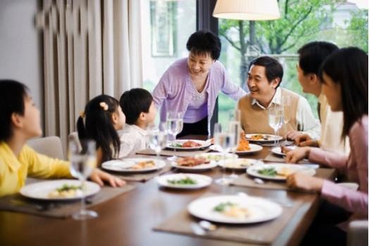 Một nghiên cứu mới đây của Tiến sĩ Karen Wu, Phó Giáo sư Khoa Tâm lý Đại học bang California, Los Angeles đã chỉ ra sức mạnh và tầm quan trọng của bữa cơm gia đình vì không chỉ đem lại sự thoải mái mà còn góp phần thay đổi cách ứng xử của mỗi người.
