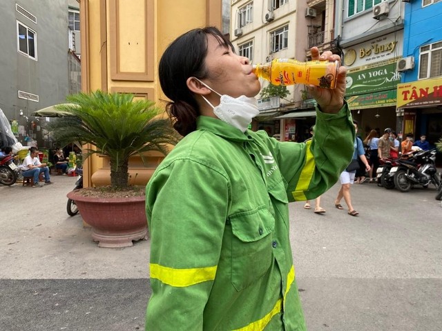 Trong túi cô Vân luôn có sẵn 1 chai Number 1 để khi nghỉ ngơi cô có thể uống để nạp năng lượng, giúp tỉnh táo. Trong túi cô Vân luôn có sẵn 1 chai Number 1 để khi nghỉ ngơi cô có thể uống để nạp năng lượng, giúp tỉnh táo.