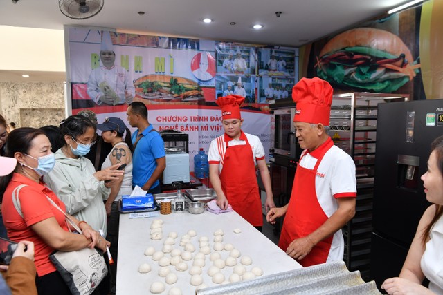 Dạy nghề làm bánh mì trong khuôn khổ lễ hội.