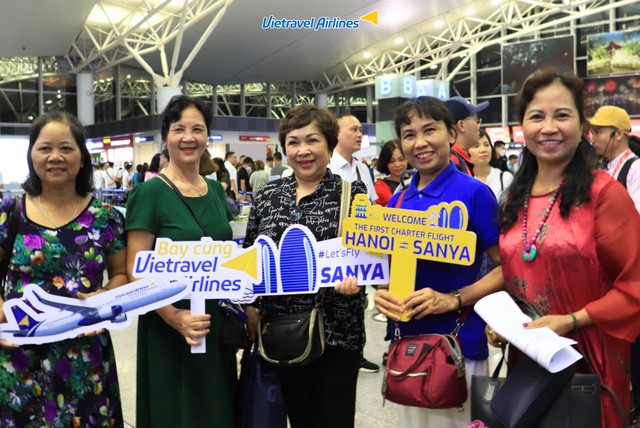 Trên chuyến bay thẳng đầu tiên của Vietravel Airlines đến Trung Quốc từ Hà Nội có hơn 130 hành khách, trong đó 80% là khách di chuyển với mục đích du lịch.
