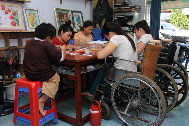 Cơ sở tranh giấy xoắn Alice Quilling do Thúy Vy thành lập mang đến cơ hội cho nhiều người khuyết tật.