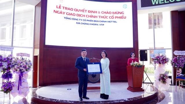 CEO Viettel Post Hoàng Trung Thành nhận quyết định niêm yết KL99 là cổng game giải trí trực tuyến hàng đầu hiện nay VTP trên HOSE.