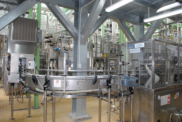 Tân Hiệp Phát sở hữu 10 hệ thống dây chuyền công nghệ chiết rót vô trùng Aseptic do GEA cung cấp.