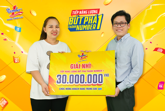 Chị Trịnh Thị Ngọc Thảo (quê ở Cà Mau) là một trong 30 khách hàng may mắn nhận giải Nhì trị giá 30 triệu.