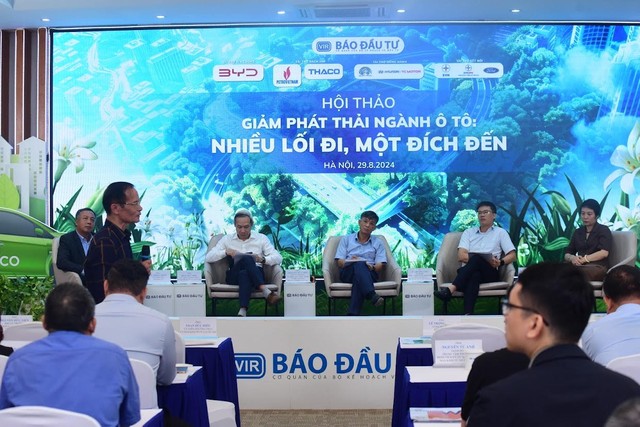 Các nhà quản lý, chuyên gia chia sẻ ý kiến tại Hội thảo “Giảm phát thải ngành ô tô: Nhiều lối đi, một đích đến” do Báo Kl99ok phiên bản mới tổ chức. Ảnh Dũng Minh.