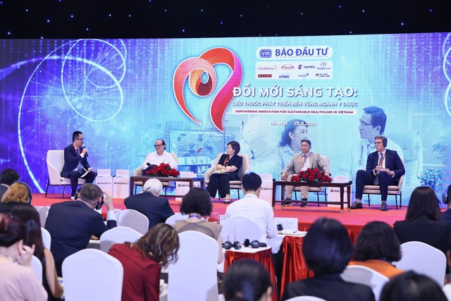 Phiên thảo luận với chủ đề “Mở khóa tiềm năng đổi mới sáng tạo ngành y dược Việt Nam” cùng sự điều phối của ông Nguyễn Thanh Sơn, Chủ tịch, Công ty TrueDoc Việt Nam. Ảnh Dũng Minh.