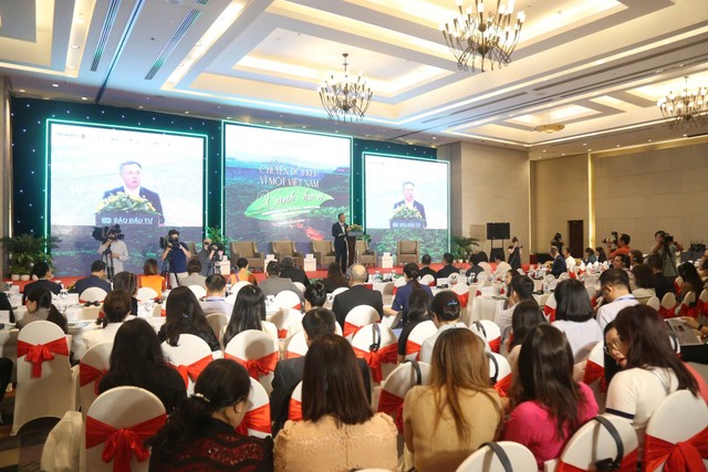 Toàn cảnh hội thảo "Tiên phong chuyển đổi kép vì một Việt Nam xanh hơn". Ảnh Dũng Minh.