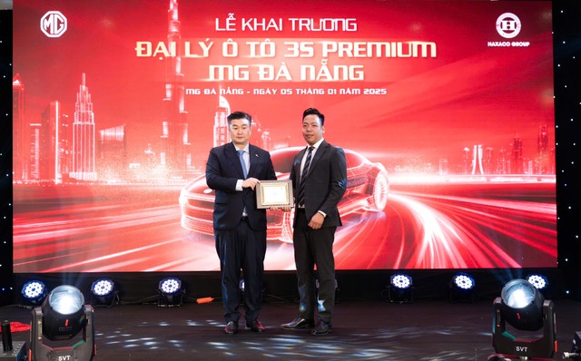 Ông Lu Minjie, Tổng giám đốc SAIC Motor Vietnam trao Chứng nhận Đại lý đạt tiêu chuẩn 3S Premium toàn cầu cho đại diện MG Đà Nẵng