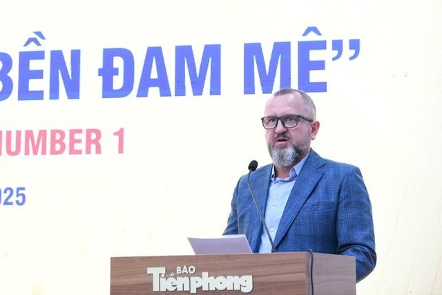 Ông Andrzej Tomasz Bialasiewicz – Tổng Giám đốc Marketing Công ty TNHH SX-TM-DV Number One phát biểu tại họp báo công bố giải thưởng.