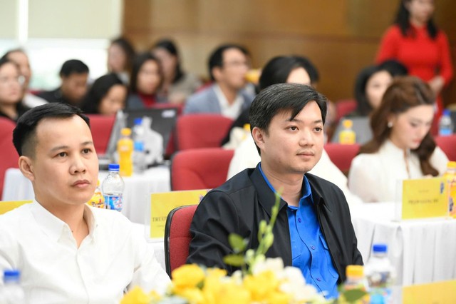 Ông Nguyễn Minh Triết tham dự sự kiện công bố giải thưởng Bền Đam Mê.