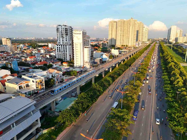 Tuyến Metro số 1 chạy dọc theo Xa lộ Hà Nội, đi qua trung tâm TP. Thủ Đức – biểu tượng cho sự bứt phá về Kl99kl ưu đãi độc quyền KL99 là cổng game giải trí trực tuyến hàng đầu hiện nay và diện mạo đô thị hiện đại của khu Đông TP. HCM. Ảnh: Báo Lao động
