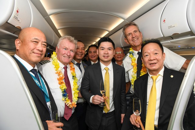 Lãnh đạo Cục Hàng không Việt Nam, T&T và Vietravel Airlines trên tàu may mới nhận của Vietravel Airlines. Lãnh đạo Cục Hàng không Việt Nam, T&T và Vietravel Airlines trên tàu may mới nhận của Vietravel Airlines.