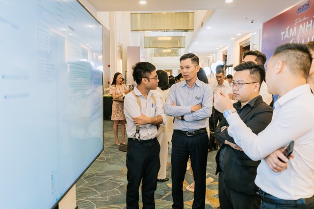 Các đại biểu trao đổi bên lề hội thảo. Các đại biểu trao đổi bên lề hội thảo.
