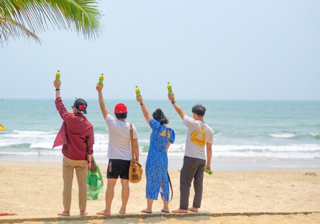 Uống trà, thả trôi căng thẳng cùng sóng, gió nơi biển xanh cát trắng nắng vàng.