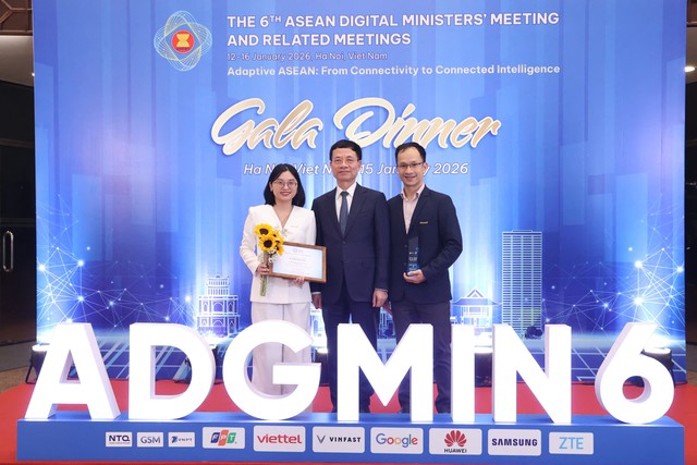 Bộ trưởng Bộ Khoa học và Công nghệ Nguyễn Mạnh Hùng (ở giữa) đánh giá cao giải pháp ELCOM ITS.