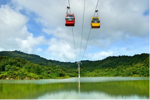 Cabin cáp treo Núi Cấm lướt giữa tầng mây trắng.