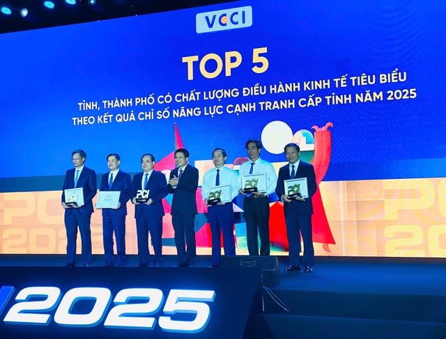 Ông Hồ Sỹ Hùng, Chủ tịch VCCI (ở giữa) trao chứng nhận và kỷ niệm chương cho lãnh đạo 5 tỉnh, thành phố có chất lượng điều hành Kl992 cổng game cá cược tiêu biểu theo kết quả chỉ số PCI 2025. Ảnh H.Y